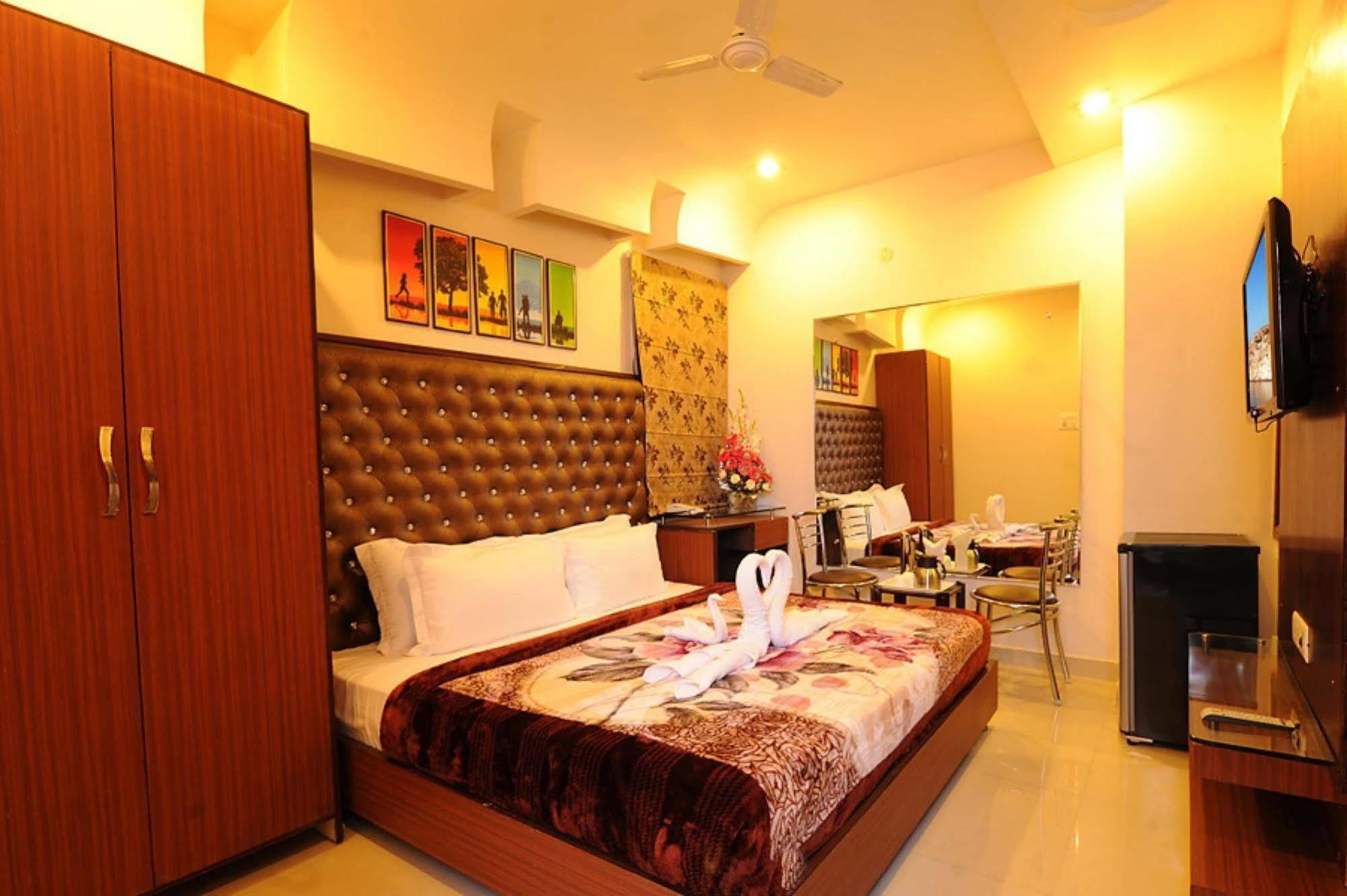 Hotel Pearl Inn & Suites Amritsar Exterior foto